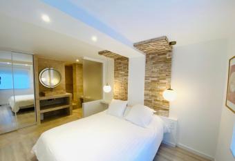 Feel@Home Nemausus    Le 21    allows 18 year olds to book a room