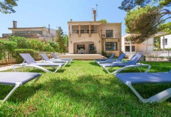 Villa Ginesta has Balcony rooms