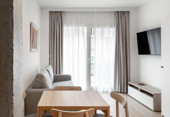 Apartamentos L  bere Bilbao La Vieja allows 18 year olds to book a room