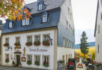 Hotel Rotgiesserhaus allows 18 year olds to book a room