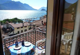 Casa Nobiallo has Smoking/Balcony rooms