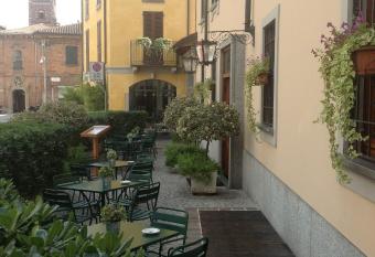 Antica Trattoria dell Uva allows 18 year olds to book a room
