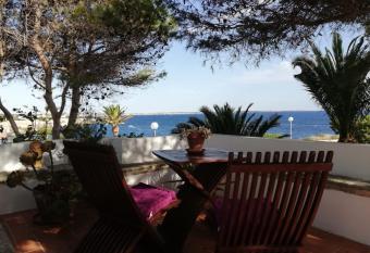 villa Getty allows 18 year olds to book a room