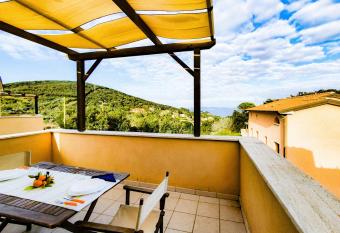 La Pergola al Cavo 18 has Balcony rooms