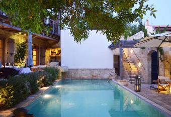 Apokryfo Traditional Guesthouse has rooms with a private hot tub