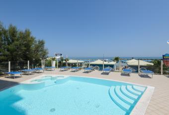 Hotel Diplomat Marine allows 18 year olds to book a room