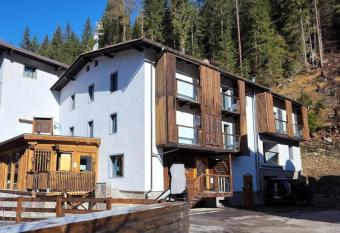 Chalet Margoni has Balcony rooms