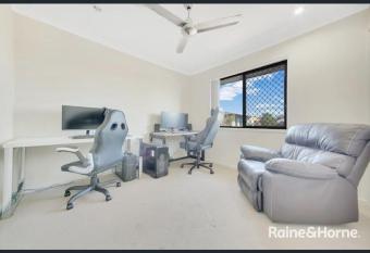 AWARD WINNER Holiday Home 4Beds 2Baths in Gladstone near Shopping Center has Balcony rooms