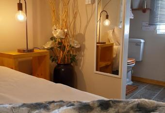 Rosenhof Nut Hut - Tented Cabin under the Pecans allows 18 year olds to book a room