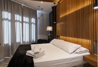 Vitium Urban Suites has rooms with a private hot tub