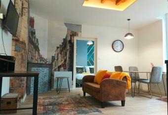 Les Volets Bleus - Refaits    neuf, deux appartements et un studio, Jardin allows 18 year olds to book a room