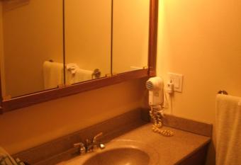 Robinhood Resort has rooms with a private hot tub