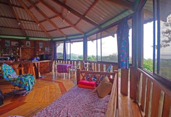 Kanku Sho Chalet - Jungle Treehouse allows 18 year olds to book a room