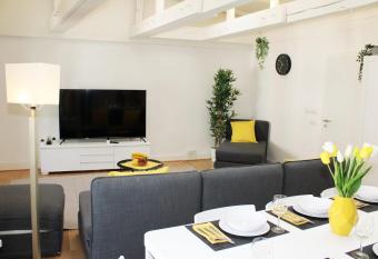 Hamburger Perle am G  nsemarkt und Binnenalster allows 18 year olds to book a room