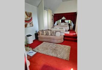 Gallery Walk Chalets - Tamborine Mountain allows 18 year olds to book a room