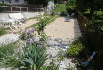 Le studio allows 18 year olds to book a room