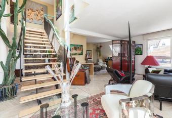 Maison d h  tes- LITTLE INDONESIA has Balcony rooms