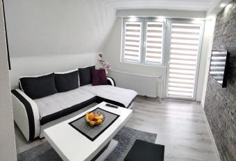 Apartmani Zlatarski DAR has Balcony rooms