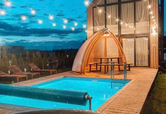 DREAM HOUSE PALANGA WITH PRIVATE SWIMMING POOL, Hot Tub and Sauna has rooms with a private hot tub