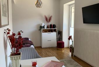 Nefer, Haus has Balcony rooms