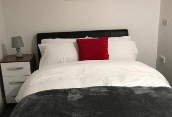 2 bedroom apartment allows 18 year olds to book a room