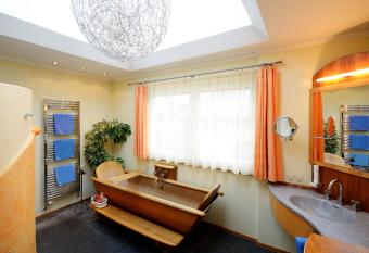 Hotel Himmelreich has rooms with a private hot tub