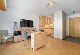 Charmant studio r  nov   situ   dans les bains d Ovronnaz, immeuble les Sources has Balcony rooms