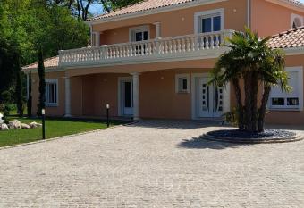 VILLA DES CHENES has Balcony rooms