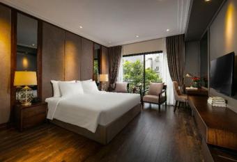 PING DIAMOND HOTEL has rooms with a private hot tub