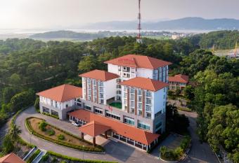 Tu   n Ch  u Hotel has Smoking/Balcony rooms