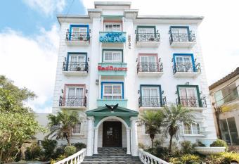 RedDoorz Plus @ New Orleans Auberge Hotel allows 18 year olds to book a room