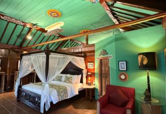 Bebek Cottages Sanur has rooms with a private hot tub