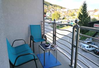 Apartman Aischa has rooms with a private hot tub