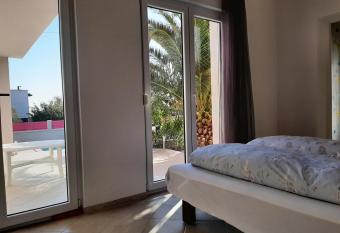 Helles Doppelzimmer mit Bad, Terrasse und Pool, seperater Eingang, Liznjan, Istrien has Balcony rooms