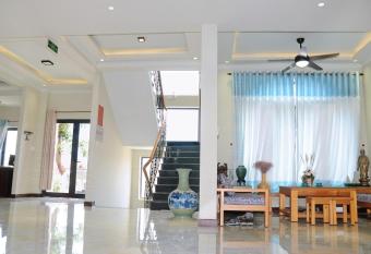 T  y H    Villa Hoi an has rooms with a private hot tub