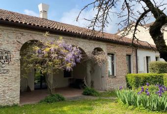 Agriturismo Borgo Buzzaccarini Rocca di Castello allows 18 year olds to book a room