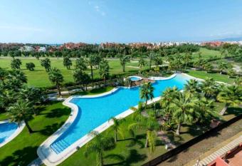 Alojamiento Apartamento Motril Playa Granada campo golf has rooms with a private hot tub