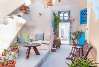 Anemi House & Villas has rooms with a private hot tub