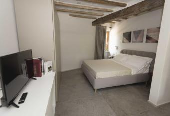 Antico Borgo Molino 7cento has rooms with a private hot tub