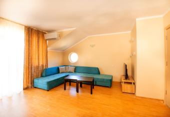 House with Garden has Balcony rooms