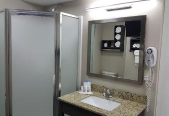 Baymont by Wyndham Clarksville has rooms with a private hot tub