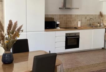 L     crin des calqui  res has Balcony rooms