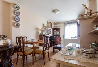 Habitaci  n piso compartido allows 18 year olds to book a room