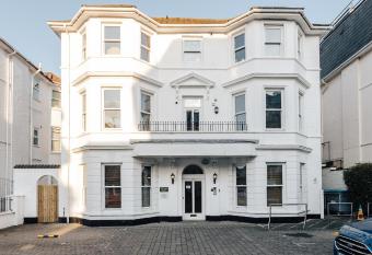 Spacious 2 bedroom flat near beach and town centre allows 18 year olds to book a room