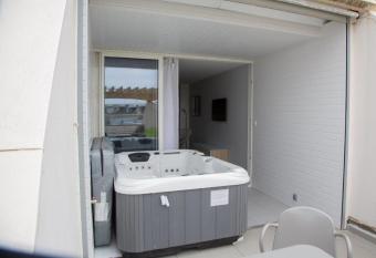 SUPERBE APPARTEMENT Avec SPA au VILLAGE NATURISTE allows 18 year olds to book a room