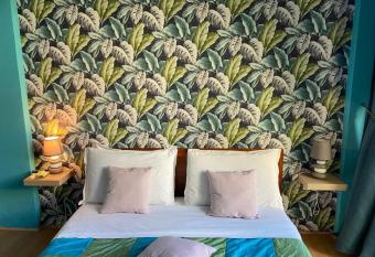 Hotel Riva Etrusca has rooms with a private hot tub