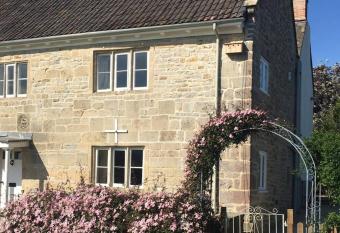 16 Century Farmhouse Cottage, foothills of iconic Glastonbury Tor. has Balcony rooms
