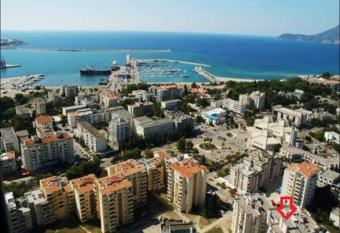 Room in apartment with a host in the center of Bar has Balcony rooms
