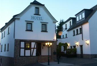 Hotel Restaurant Zur Pfanne allows 18 year olds to book a room