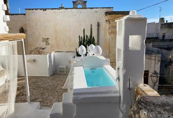 L IMMACOLATA by Acqua di Puglia allows 18 year olds to book a room